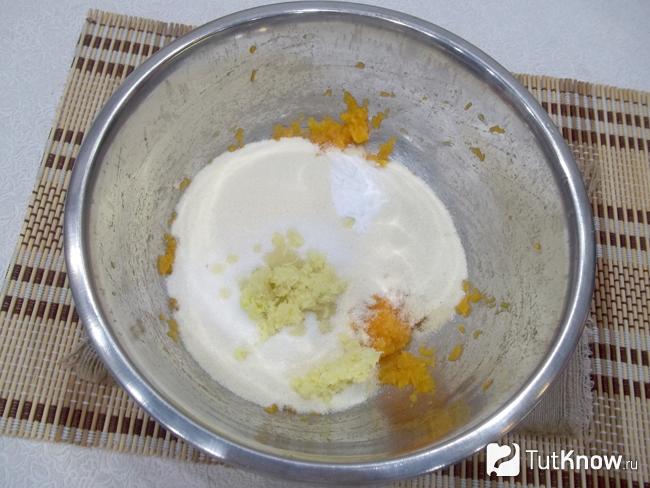 К тыквенной массе добавлена манка, сода, сахар, соль и имбирь