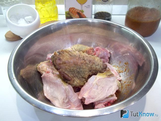кусочки утки опущены в маринад