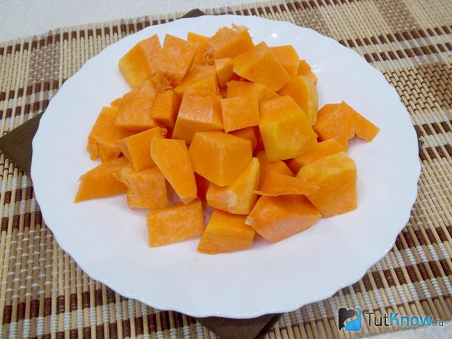 Тыкву очищена и нарезана кусочками