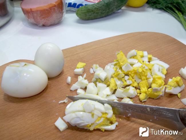 окрошка на бульоне с курицей и сметаной. 1513972238 4. окрошка на бульоне с курицей и сметаной фото. окрошка на бульоне с курицей и сметаной-1513972238 4. картинка окрошка на бульоне с курицей и сметаной. картинка 1513972238 4. В летнюю жару хочется чего-нибудь легкого, освежающего и окрошка как раз такое блюдо. Традиционно этот холодный суп готовится на квасе или сыворотке, я предпочитаю больше куриный бульон.