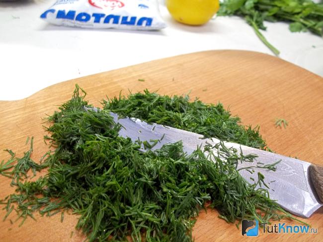 окрошка на бульоне с курицей и сметаной. 1513972255 8. окрошка на бульоне с курицей и сметаной фото. окрошка на бульоне с курицей и сметаной-1513972255 8. картинка окрошка на бульоне с курицей и сметаной. картинка 1513972255 8. В летнюю жару хочется чего-нибудь легкого, освежающего и окрошка как раз такое блюдо. Традиционно этот холодный суп готовится на квасе или сыворотке, я предпочитаю больше куриный бульон.