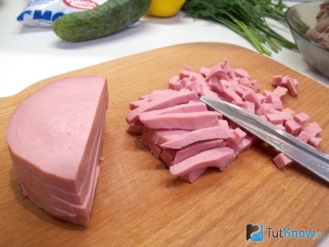 окрошка на бульоне с курицей и сметаной. 1513972257 5. окрошка на бульоне с курицей и сметаной фото. окрошка на бульоне с курицей и сметаной-1513972257 5. картинка окрошка на бульоне с курицей и сметаной. картинка 1513972257 5. В летнюю жару хочется чего-нибудь легкого, освежающего и окрошка как раз такое блюдо. Традиционно этот холодный суп готовится на квасе или сыворотке, я предпочитаю больше куриный бульон.