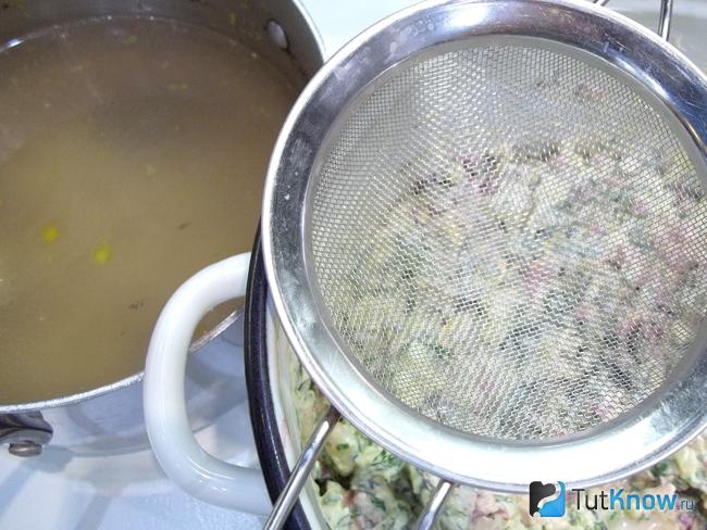 окрошка на бульоне с курицей и сметаной. 1513972280 12. окрошка на бульоне с курицей и сметаной фото. окрошка на бульоне с курицей и сметаной-1513972280 12. картинка окрошка на бульоне с курицей и сметаной. картинка 1513972280 12. В летнюю жару хочется чего-нибудь легкого, освежающего и окрошка как раз такое блюдо. Традиционно этот холодный суп готовится на квасе или сыворотке, я предпочитаю больше куриный бульон.