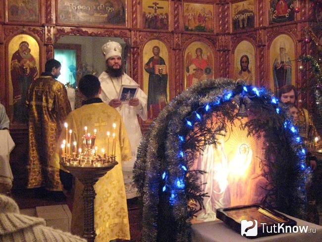 Служба в церкви в канун Рождества