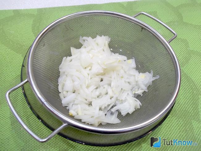 Лук опрокинут на сито