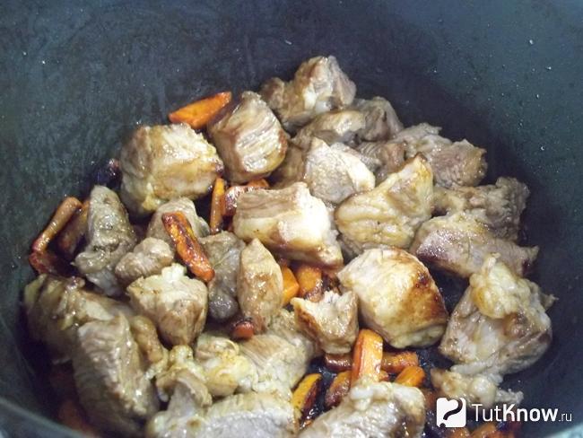 Мясо с морковью жарятся