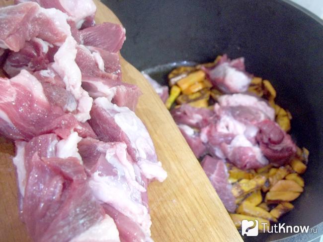 Мясо отправлено в кастрюлю к моркови