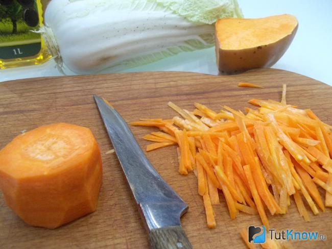 Морковь нарезана соломкой