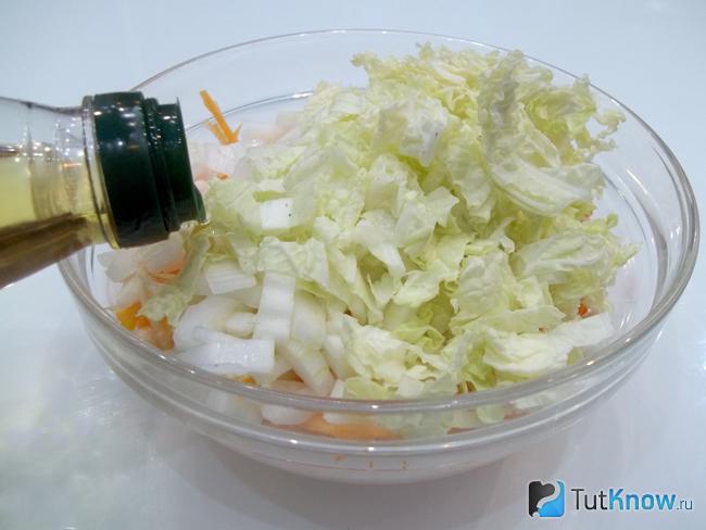 Продукты соединены и заправлены маслом