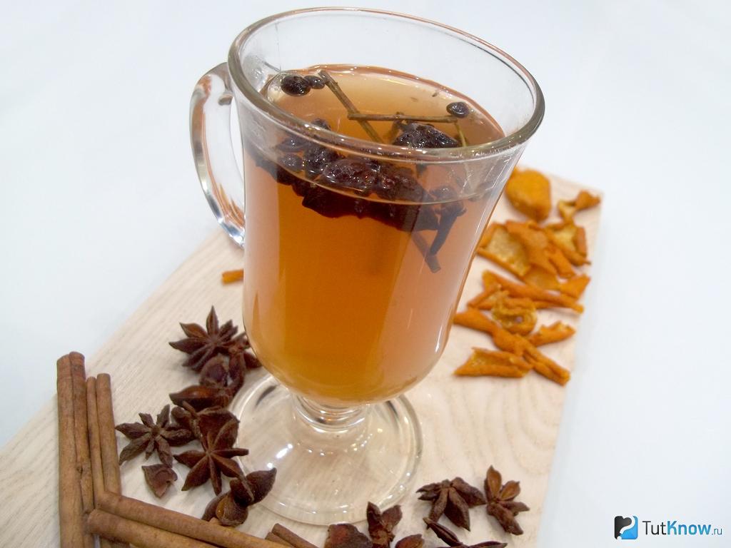 Имбирный чай рецепт приготовления. Имбирный чай. Чай с корицей и имбирем. Чай с корицей. Чай с имбирем медом и гвоздикой.