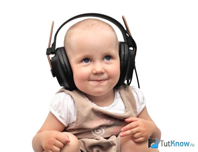 Ребенок в наушниках слушает аудиосказку