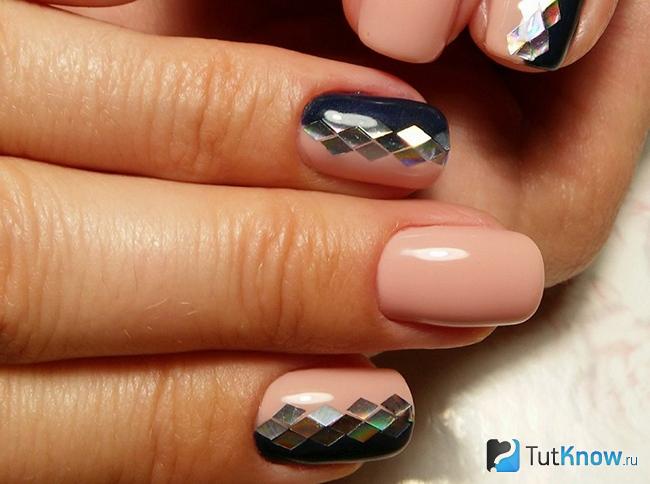Вариант чёрного маникюра с пастельными оттенками