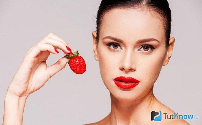Девушка с клубникой в руке