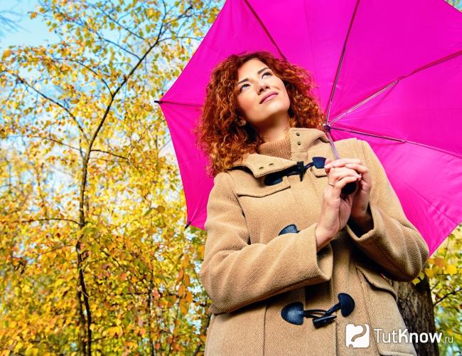 Романтическая женщина гуляет по осеннему парку