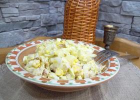 Салат из пекинской капусты, сыра и яиц