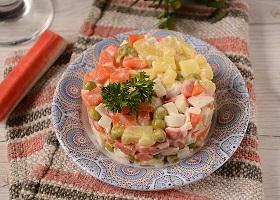 Крабовый салат с горошком и морковкой
