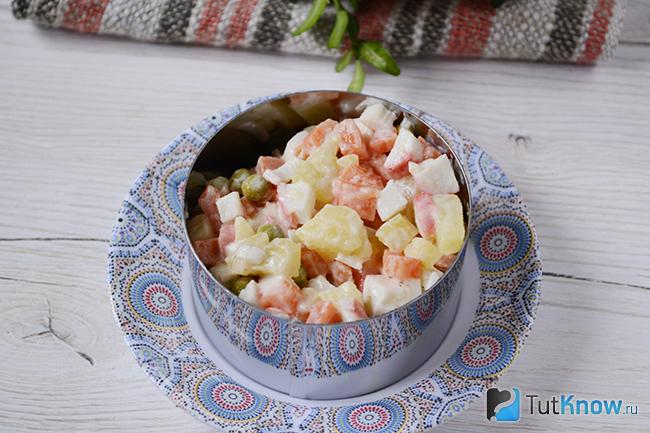Готовый салат в миске