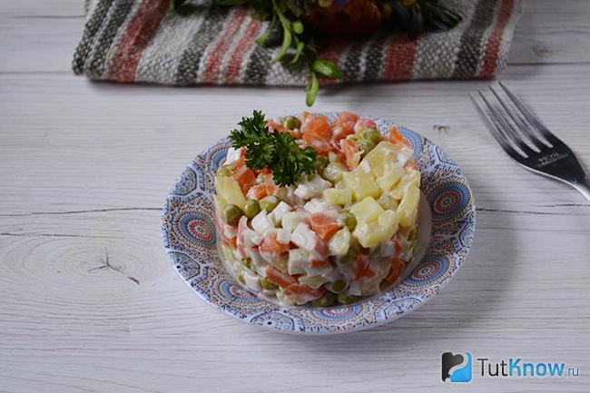 Салат с крабовыми палочками горошком яйцами