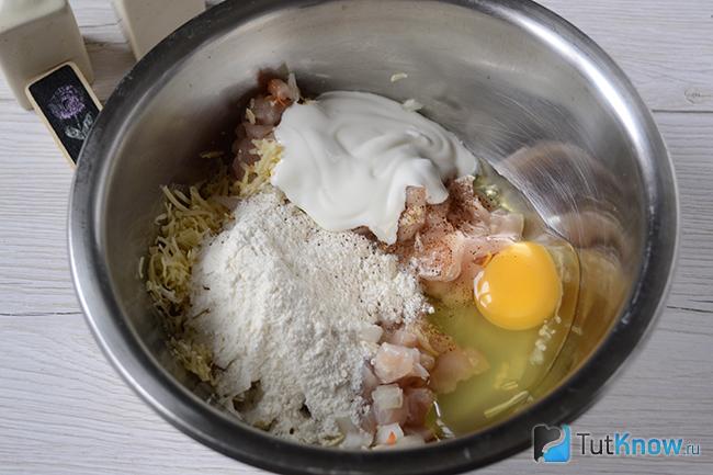 куриные оладушки рецепт с сыром. 1514637352 2. куриные оладушки рецепт с сыром фото. куриные оладушки рецепт с сыром-1514637352 2. картинка куриные оладушки рецепт с сыром. картинка 1514637352 2. Оладьи из куриного филе получаются очень нежными, вкусными и, конечно, сытными. Я решила поэкспериментировать и добавила в них сыр и зелень. Получилось просто восхитительное и можно так сказать "самостоятельное" блюдо. Кстати, такие куриные оладьи с сыром и зеленью можно подать с гарниром или с овощным салатом. Приготовить это блюдо сможет любая хозяйка, да и времени на их приготовление потребуется совсем немного.