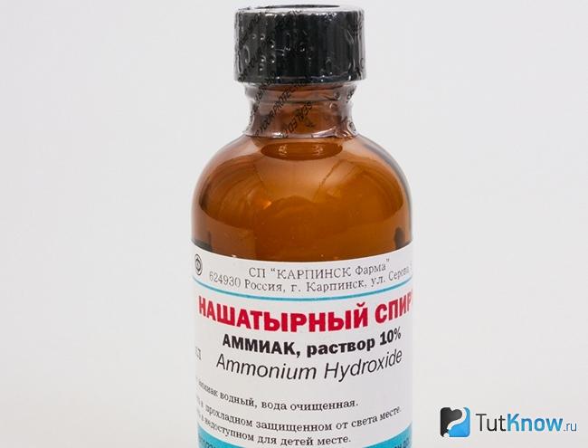 Баночка с нашатырным спиртом крупным планом