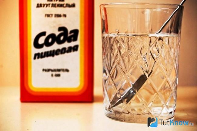 Пачка соды и стакан воды