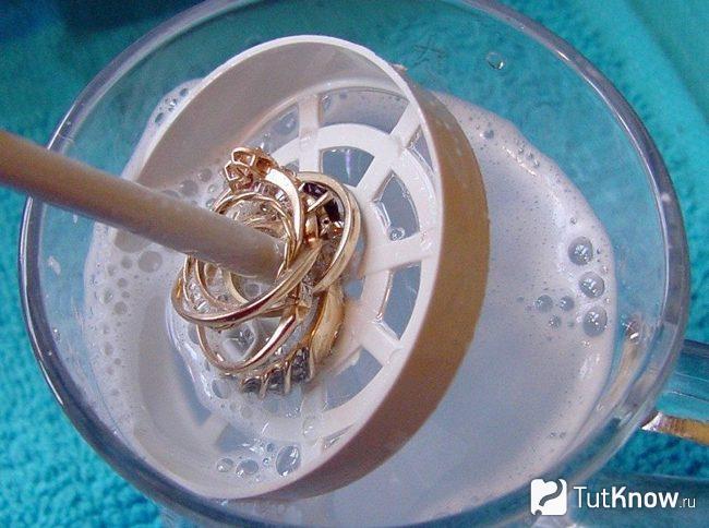 Чистка золотых украшений в растворе из перекиси водорода и нашатыря