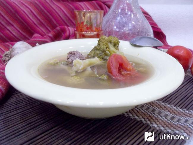 Готовый безуглеводный суп с капустой и помидорами