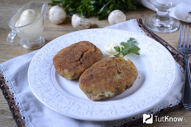 Готовые картофельные котлеты с грибами и яйцом
