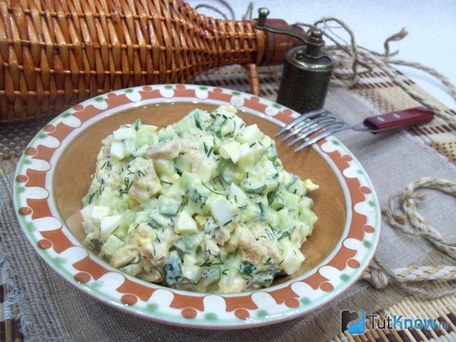 Готовый салат из хребтов лосося с огурцами