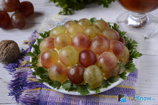 Готовый салат Тиффани с курицей, виноградом и грецкими орехами