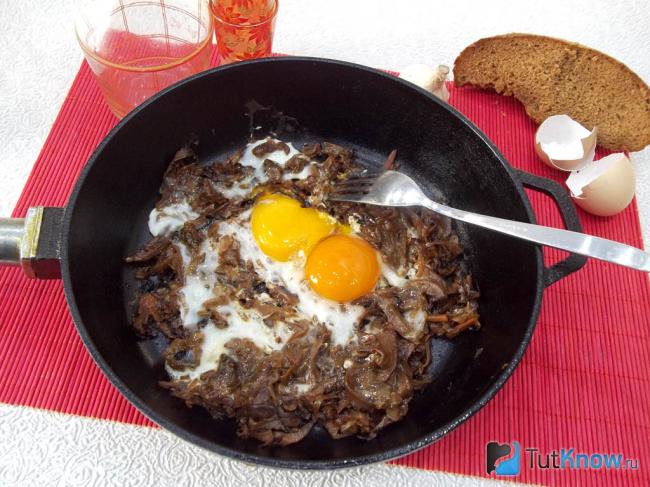Готовая яичница с капустой и грибами