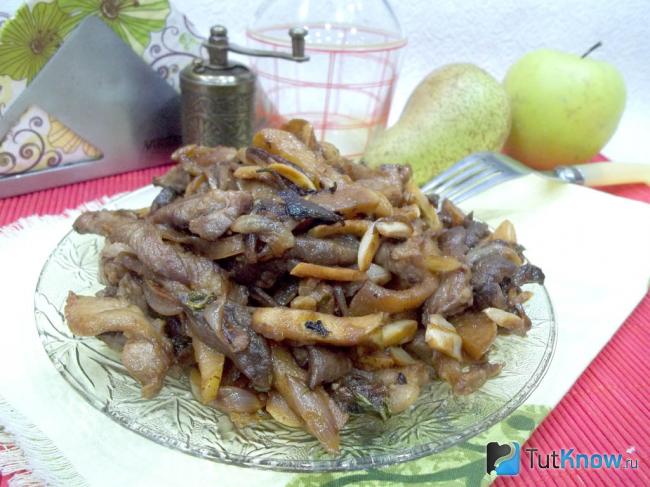 Готовый теплый салат с мясом, грибами и фруктами