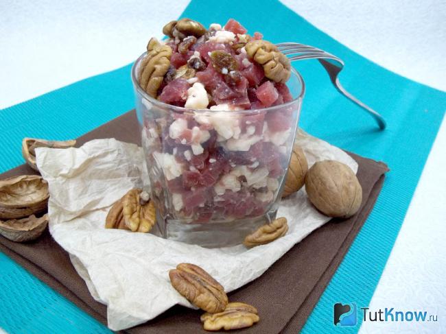 Готовый салат со свеклой, сыром и орехами