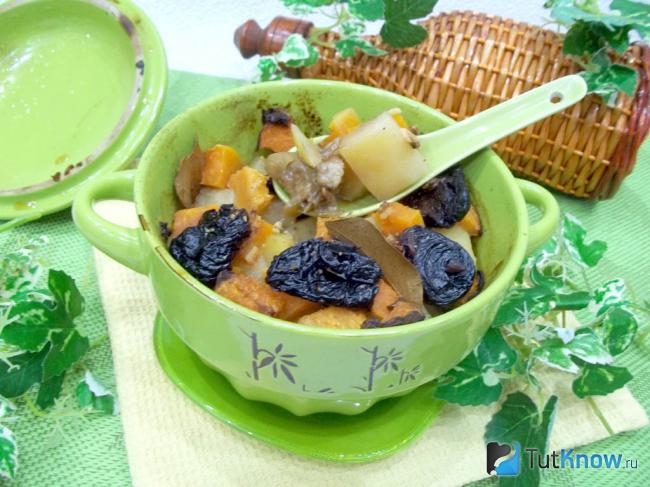 Готовое мясо с тыквой и черносливом в духовке