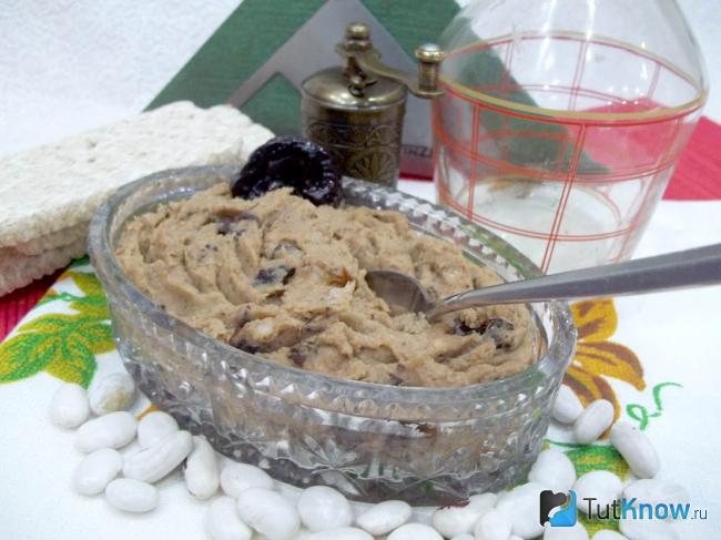 Готовый паштет из фасоли и чернослива