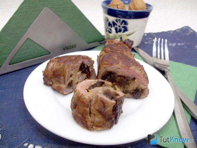 Готовые мясные рулетики фаршированные черносливом