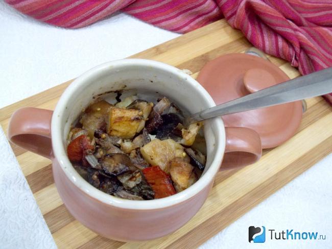 Готовые горшочки с мясом и овощами