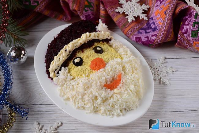 Готовый салат с курицей и грибами на Новый год 2018 в виде Деда Мороза