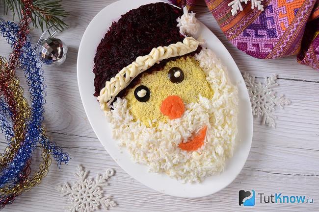 Салат с курицей и грибами в виде Деда Мороза готов