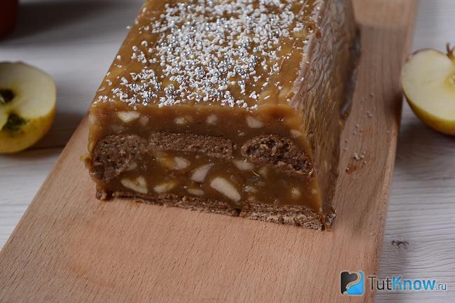 Торт без выпечки с яблоками и пряниками на столе