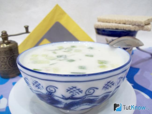 окрошка на бульоне с курицей и сметаной. 1513972240 1. окрошка на бульоне с курицей и сметаной фото. окрошка на бульоне с курицей и сметаной-1513972240 1. картинка окрошка на бульоне с курицей и сметаной. картинка 1513972240 1. В летнюю жару хочется чего-нибудь легкого, освежающего и окрошка как раз такое блюдо. Традиционно этот холодный суп готовится на квасе или сыворотке, я предпочитаю больше куриный бульон.
