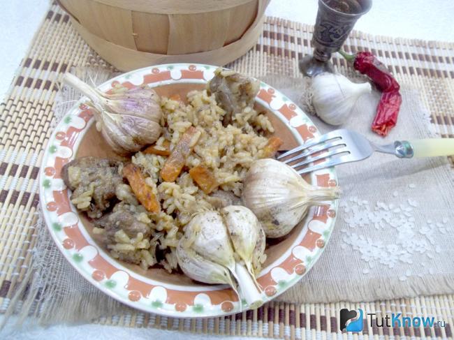 Готовый плов со свининой и с двумя видами риса