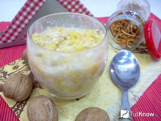 Готовая тыквено-овсяная каша с медом на сухом молоке