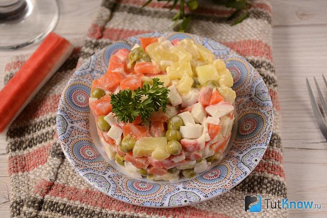 Крабовый салат с горошком и морковкой готовый к употреблению