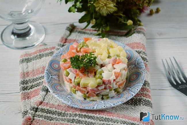 Крабовый салат с горошком и морковкой на столе