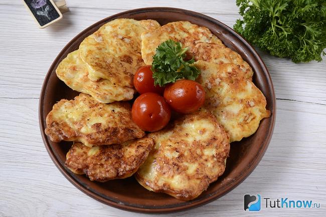 куриные оладушки рецепт с сыром. 1514637405 5. куриные оладушки рецепт с сыром фото. куриные оладушки рецепт с сыром-1514637405 5. картинка куриные оладушки рецепт с сыром. картинка 1514637405 5. Оладьи из куриного филе получаются очень нежными, вкусными и, конечно, сытными. Я решила поэкспериментировать и добавила в них сыр и зелень. Получилось просто восхитительное и можно так сказать "самостоятельное" блюдо. Кстати, такие куриные оладьи с сыром и зеленью можно подать с гарниром или с овощным салатом. Приготовить это блюдо сможет любая хозяйка, да и времени на их приготовление потребуется совсем немного.