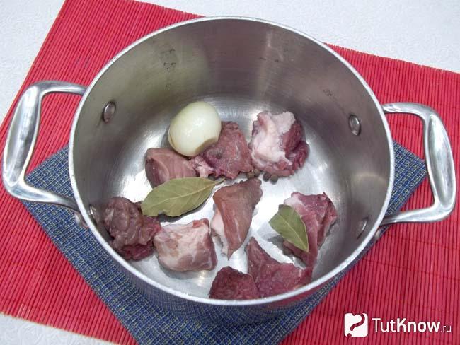 Мясо нарезано и сложено в кастрюлю