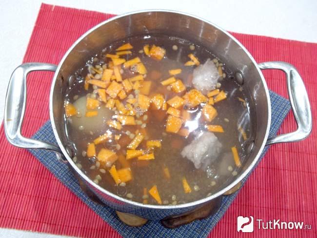 В кастрюлю добавлена морковь и тыква