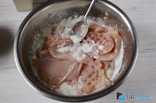 Укладываем куриное филе в маринад