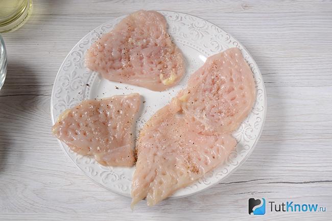 Отбитые кусочки куриного филе